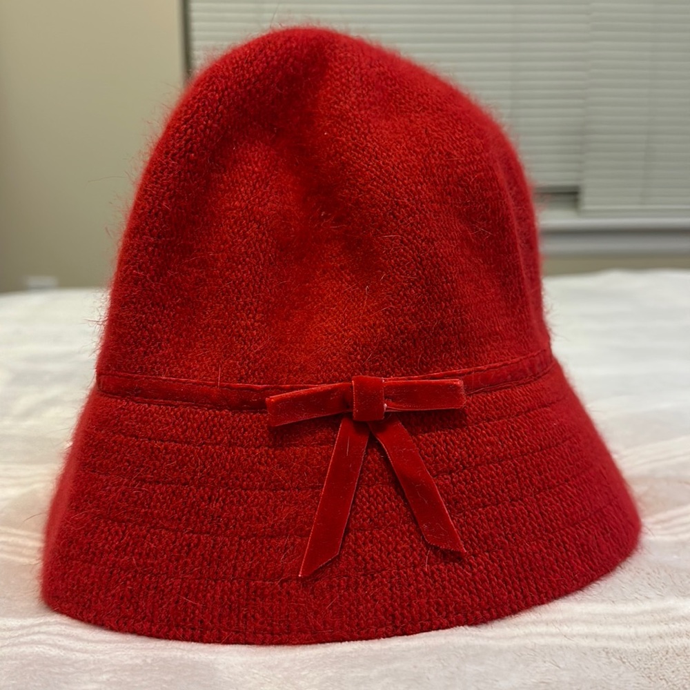 Brand new Gap hat with velvet bow. Size small/medium. Rare!